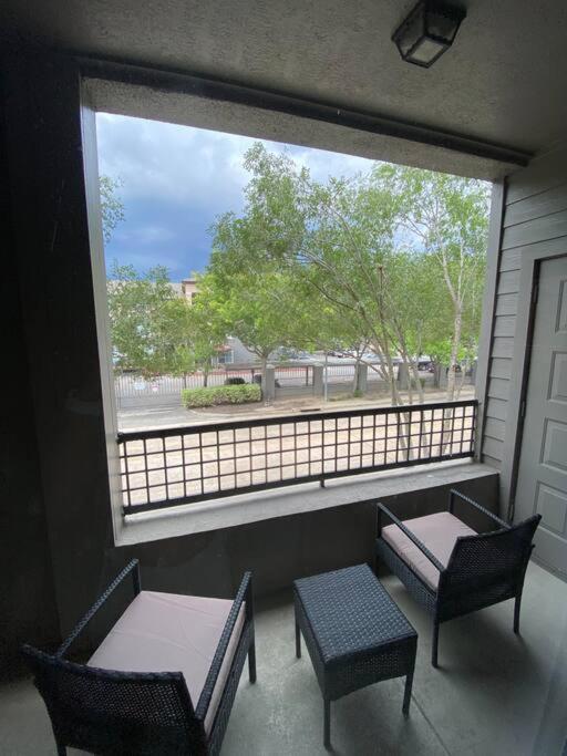 Your Warm Spacious Unit With Pool - Medical Center Houston Eksteriør bilde